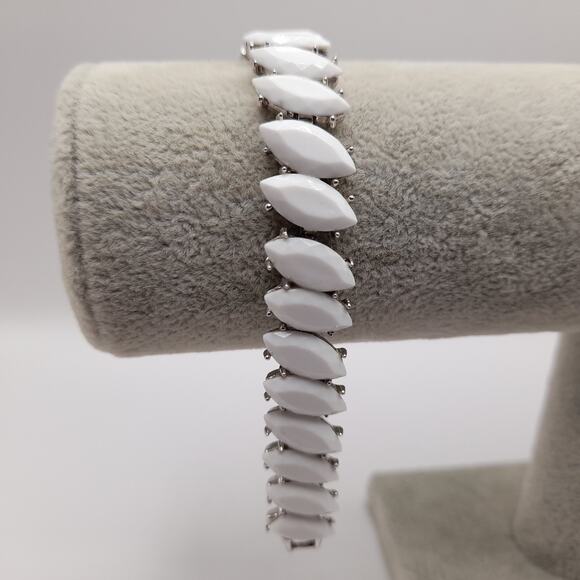 Vintage Crown Trifari White Milk Glass Link Bracelet, Silver Tone Jewelry, 7 In - Picture 1 of 9